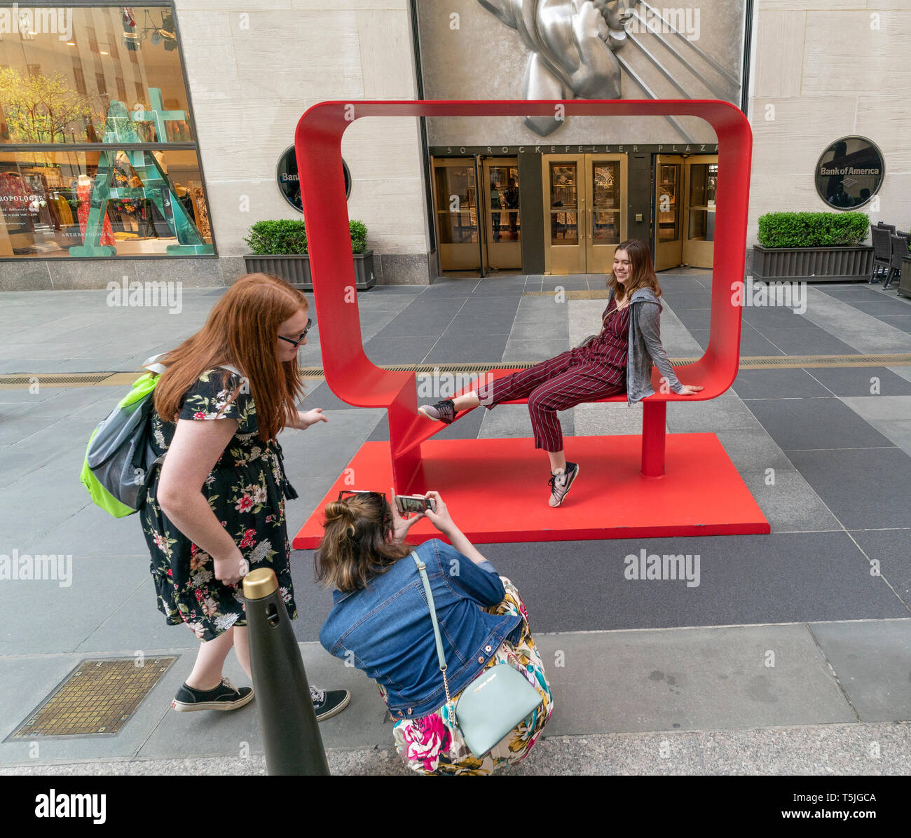 New York, NY - Aprile 25, 2019: Hank Willis Thomas scultura Josephine e Kazumi (reale rosso) sul display durante la mostra inaugurale fregio scultura al Rockefeller Center Foto Stock