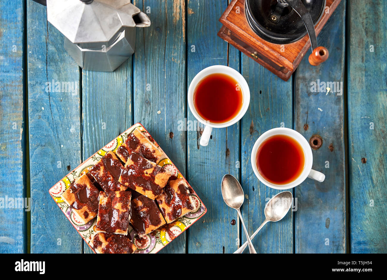 In casa torta al cioccolato e due tazze di tè Foto Stock