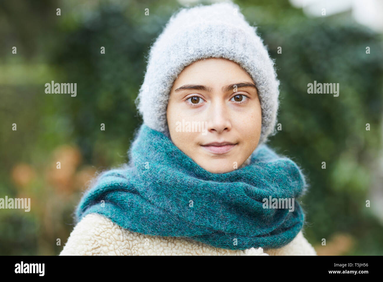 Ritratto di sconfident giovane donna in abiti invernali Foto Stock