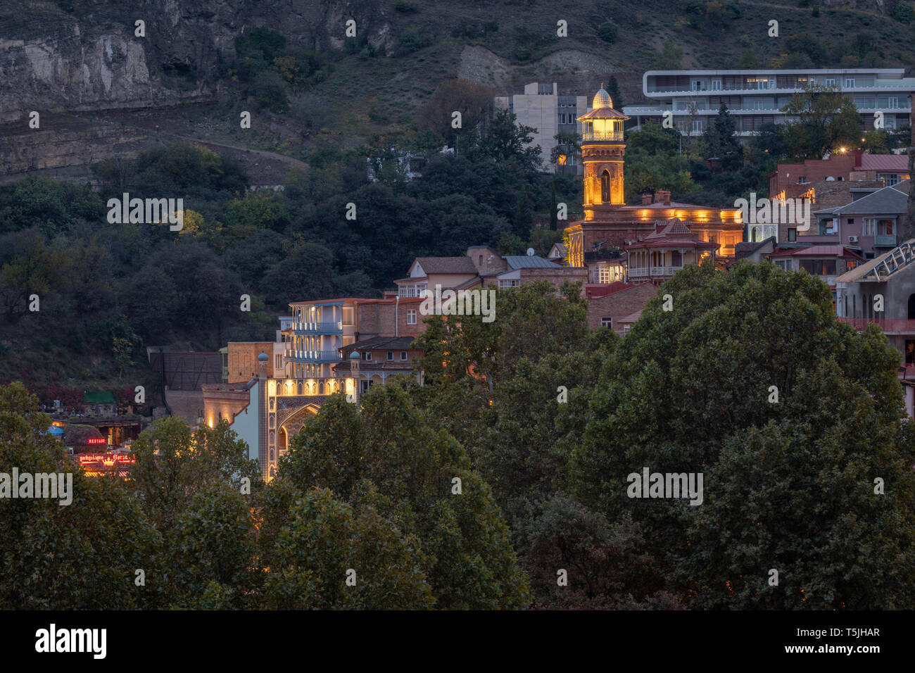 La Georgia, Tbilisi, vista sul quartiere bagno Abanotubani con vista moschea Foto Stock