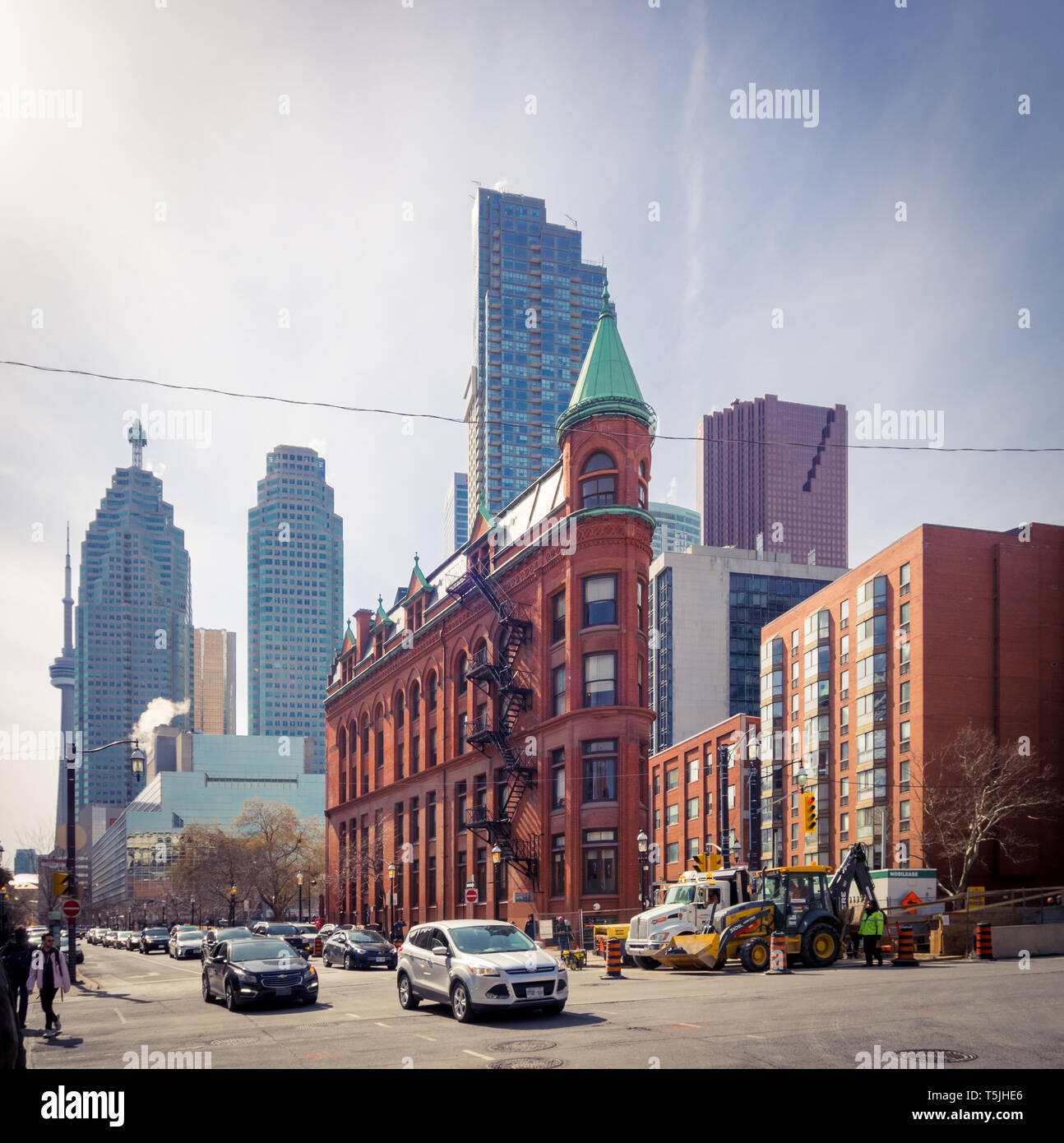 Una vista dell'edificio Gooderham (Flatiron Building) con il quartiere finanziario in background. Toronto, Ontario, Canada. Foto Stock