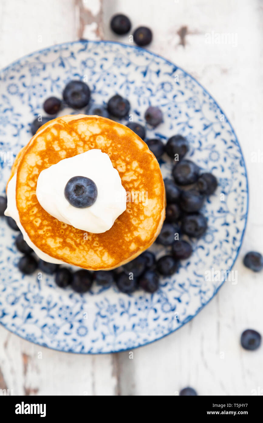 Pancake con mirtilli e yogurt greco, con la farina di mandorle, dieta ketogenic Foto Stock