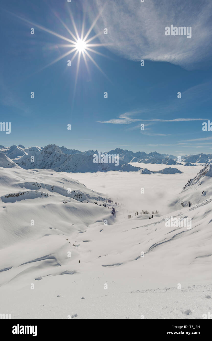 Panorama vom Zeigersattel zum wolkenverhangenen Seealpsee, hinten links die Hoefats 2259m, Allgaeuer Alpen, Allgaeu, Bayern, Deutschland, Europa Foto Stock