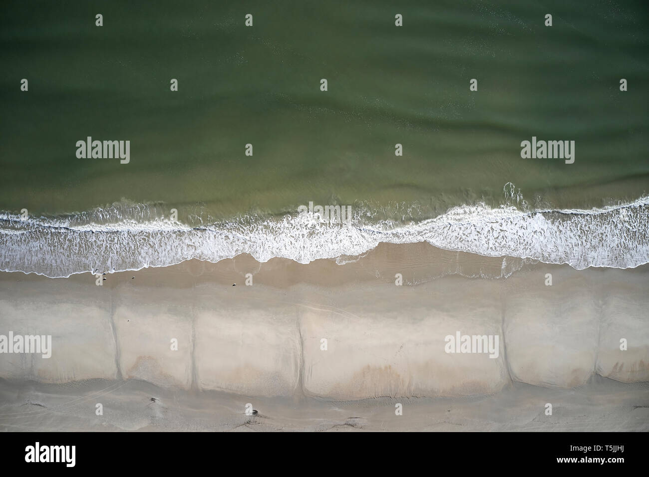 Stati Uniti d'America, North Carolina, Oceano Atlantico, Outer Banks, onde soddisfare le coste spiagge Foto Stock