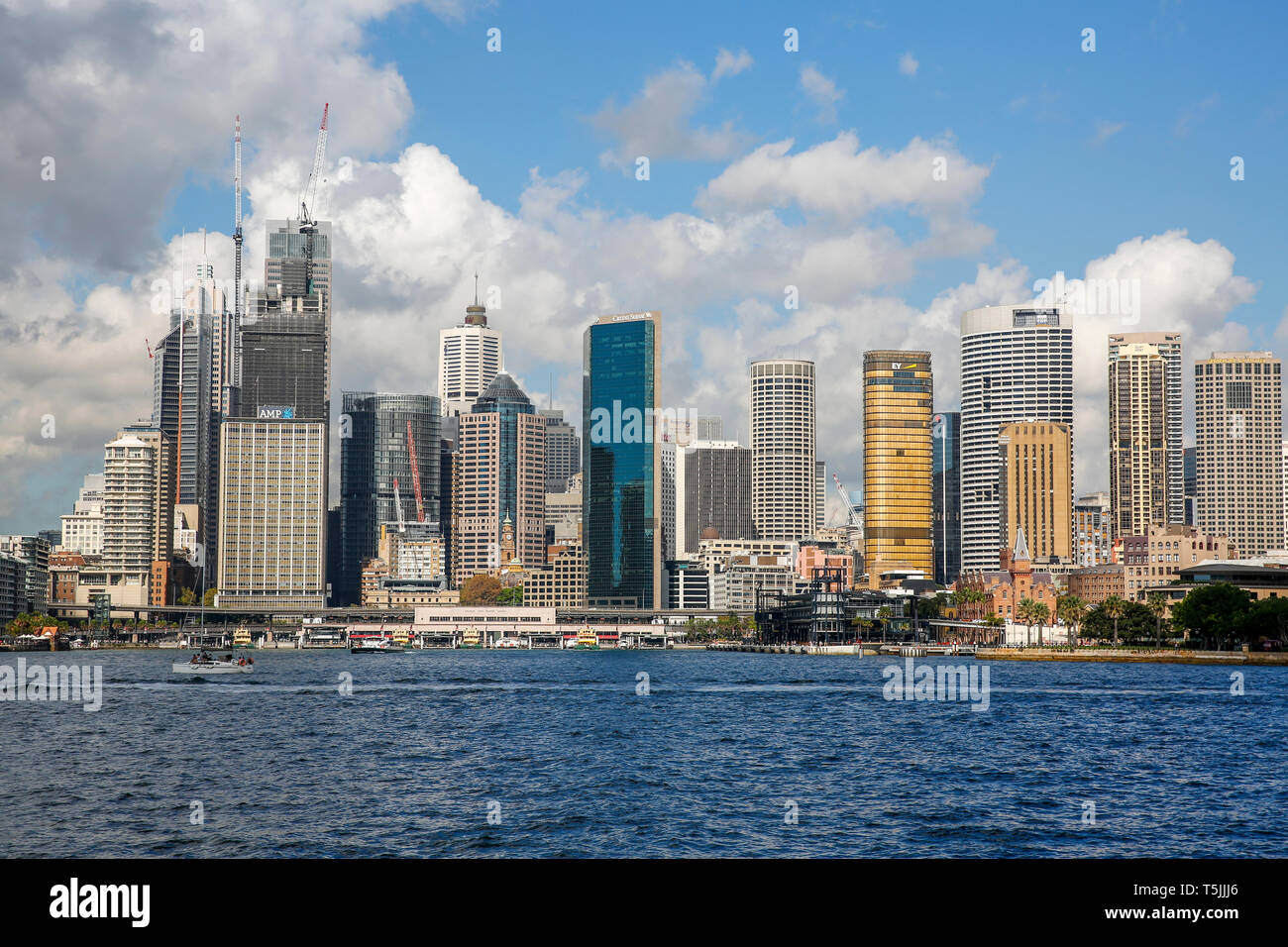 Sydney Cityscape attraverso il porto con elevato aumento edifici per uffici e grattacieli nel centro della città, Nuovo Galles del Sud, Australia Foto Stock