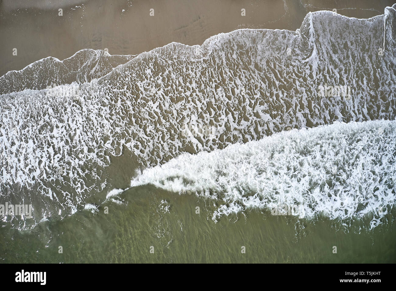 Stati Uniti d'America, North Carolina, Oceano Atlantico, Outer Banks, onde soddisfare le coste spiagge Foto Stock