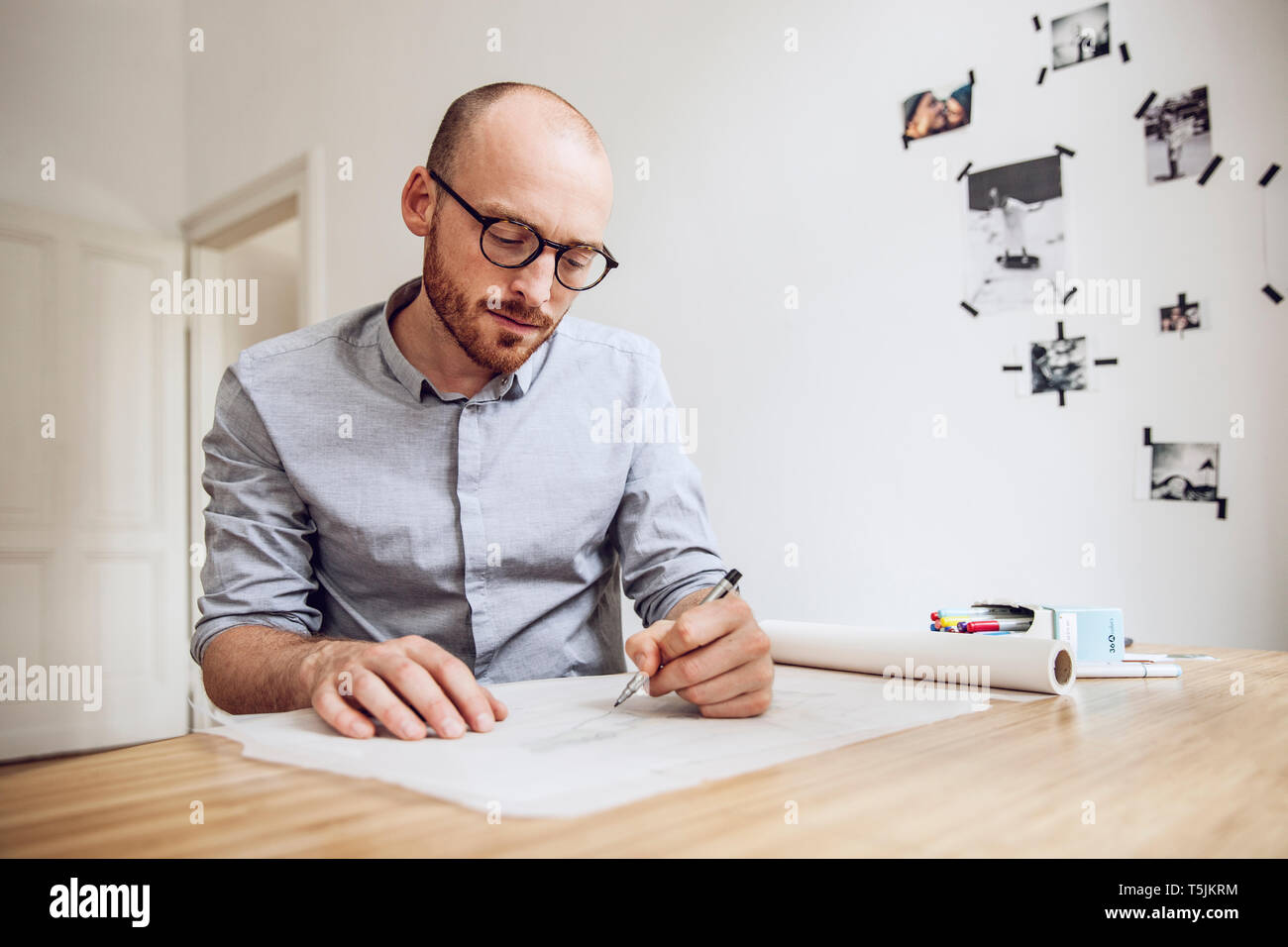 Architetto impegnato dal suo ufficio di casa Foto Stock