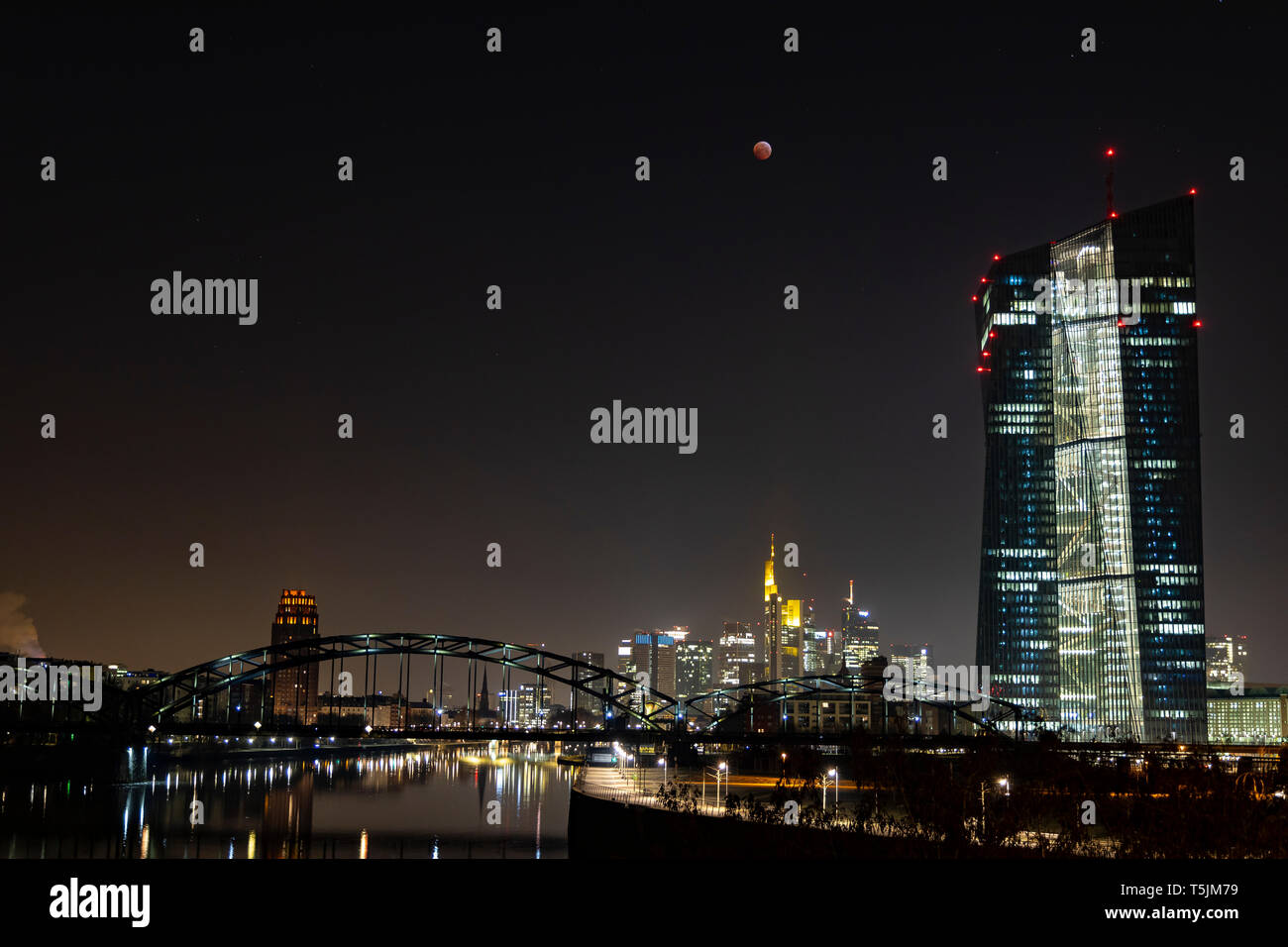 Germania, Francoforte sul Meno, vista sullo skyline illuminato e la Banca centrale europea a eclissi lunare totale Foto Stock