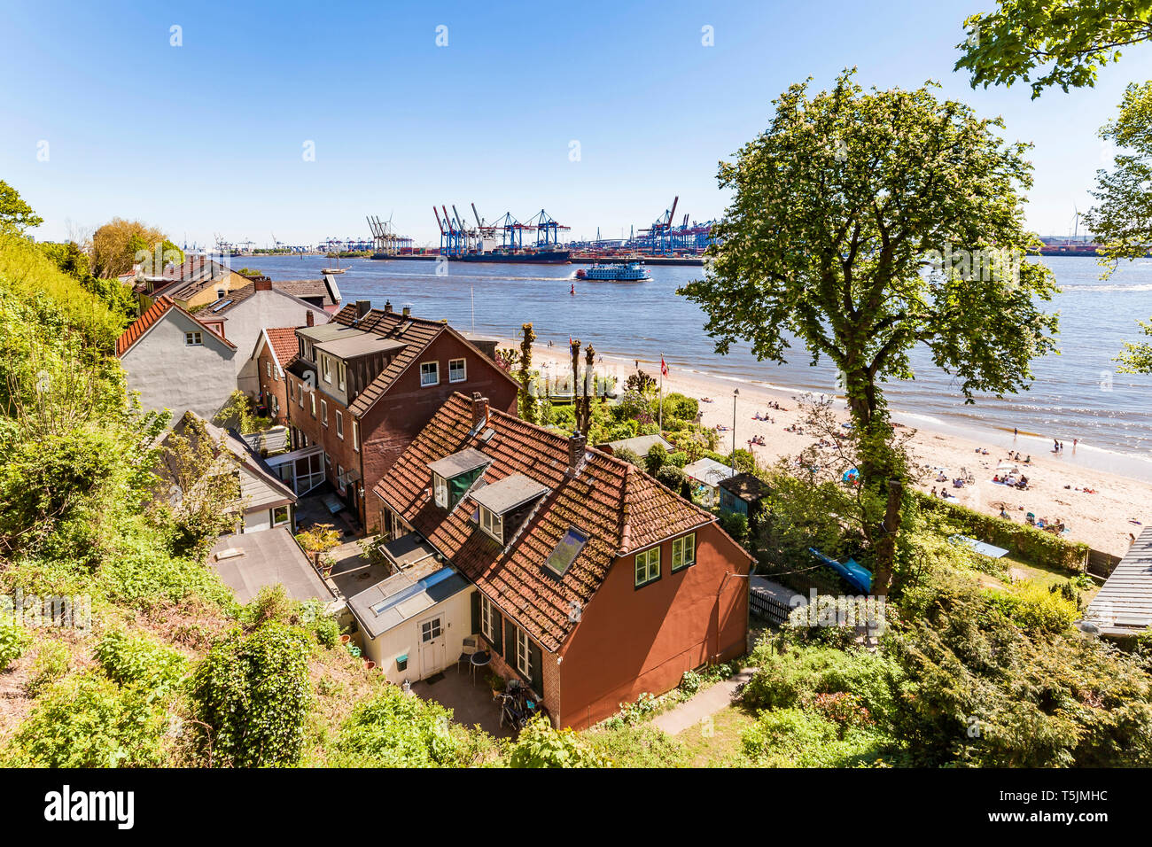 Germania, Amburgo, Oevelgoenne, Captain's case e case di pilota all'Elba shore visto da Himmelsleiter Foto Stock