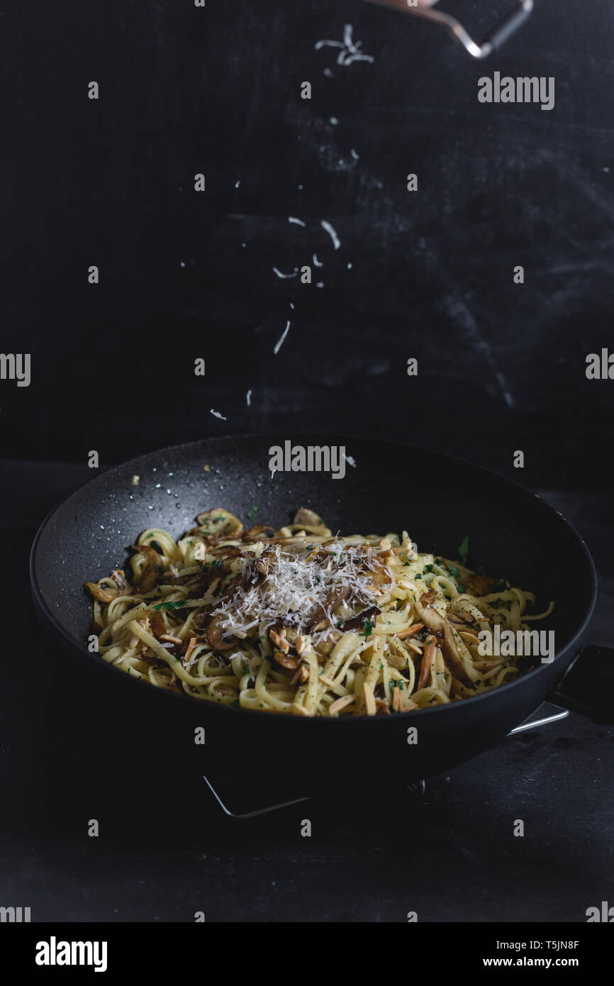 Bavette Pasta con funghi e funghi orecchioni, parmigiano Foto Stock