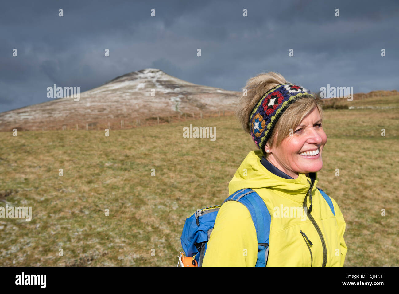 Regno Unito, Parco Nazionale di Brecon Beacons, Sugar Loaf, sorridente femmina escursionista maturo Foto Stock