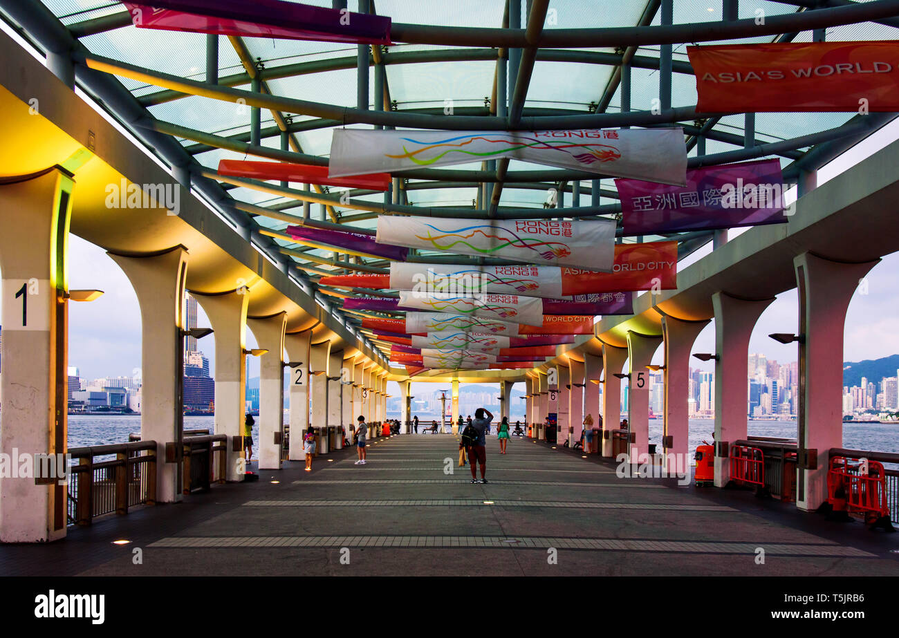 Hong Kong - Agosto 8, 2018: Hong Kong Central Pier vista nella zona del centro citta' con i residenti e i turisti a piedi attorno al crepuscolo Foto Stock
