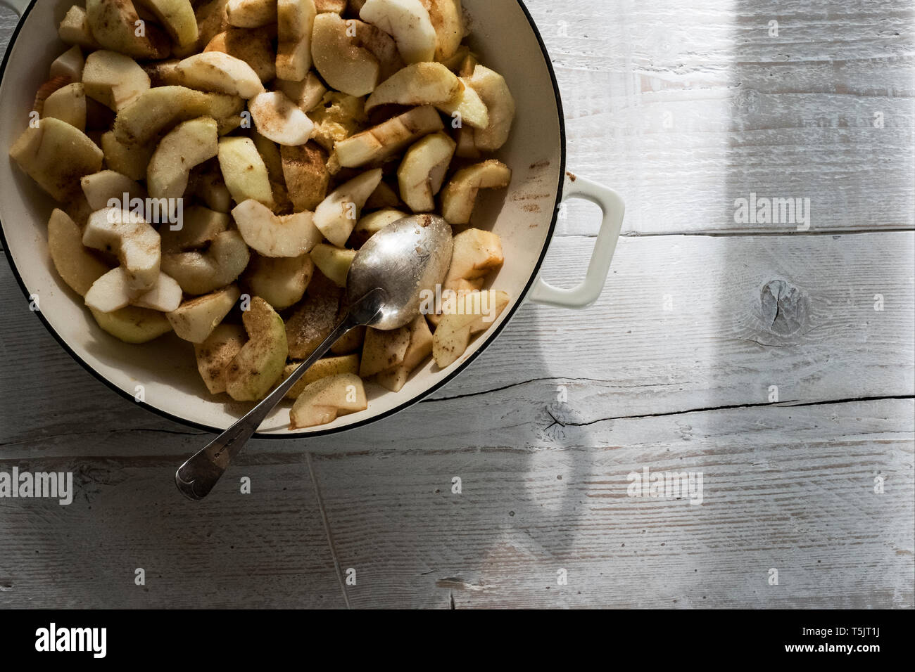 In prossimità di una pirofila circolare con fette di mela e more. Foto Stock