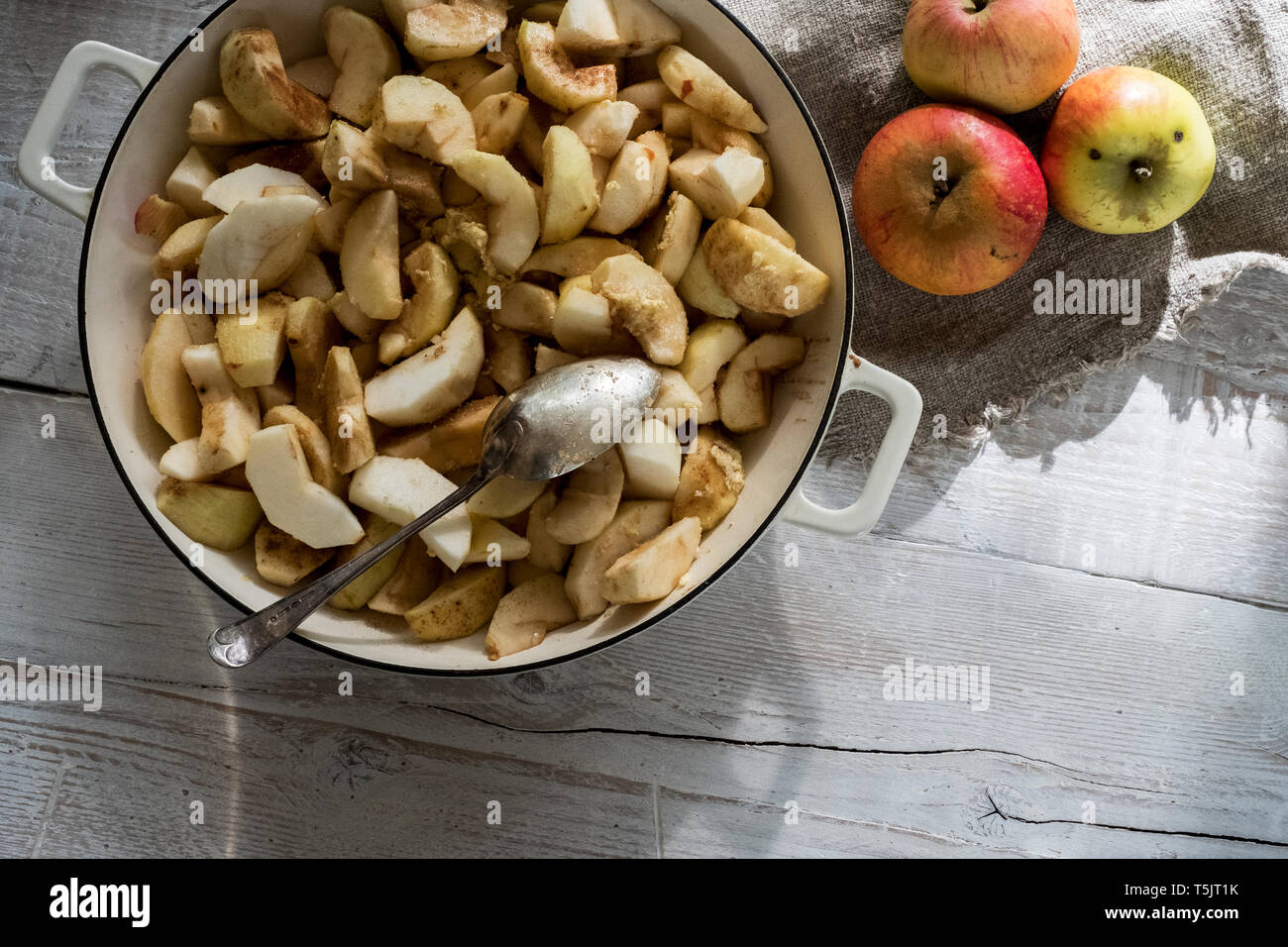 In prossimità di una pirofila circolare con fette di mela. Foto Stock