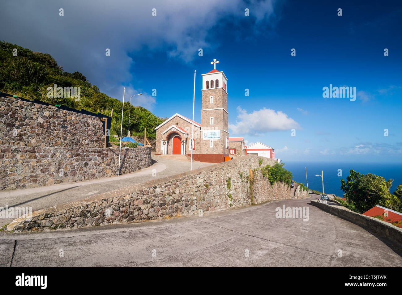 Caraibi, Antille Olandesi, Saba, Chiesa su una strada Foto Stock
