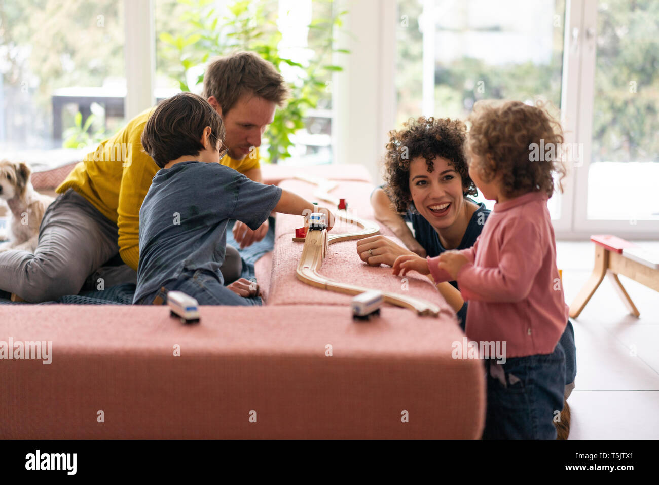La famiglia felice a giocare con i loro bambini in un fine settimana Foto Stock