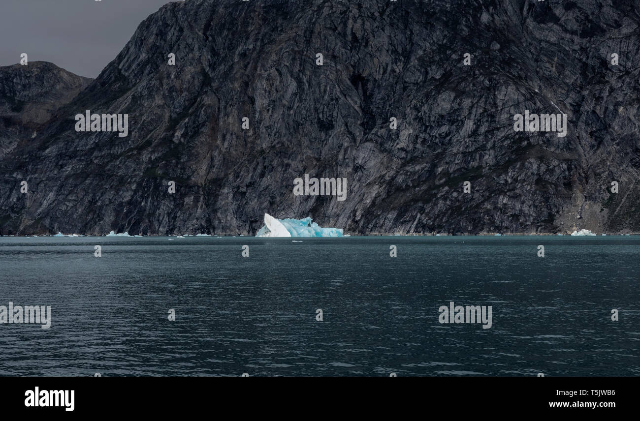La Groenlandia, Sermersooq, Kulusuk, Schweizerland Alpi, iceberg in acqua Foto Stock