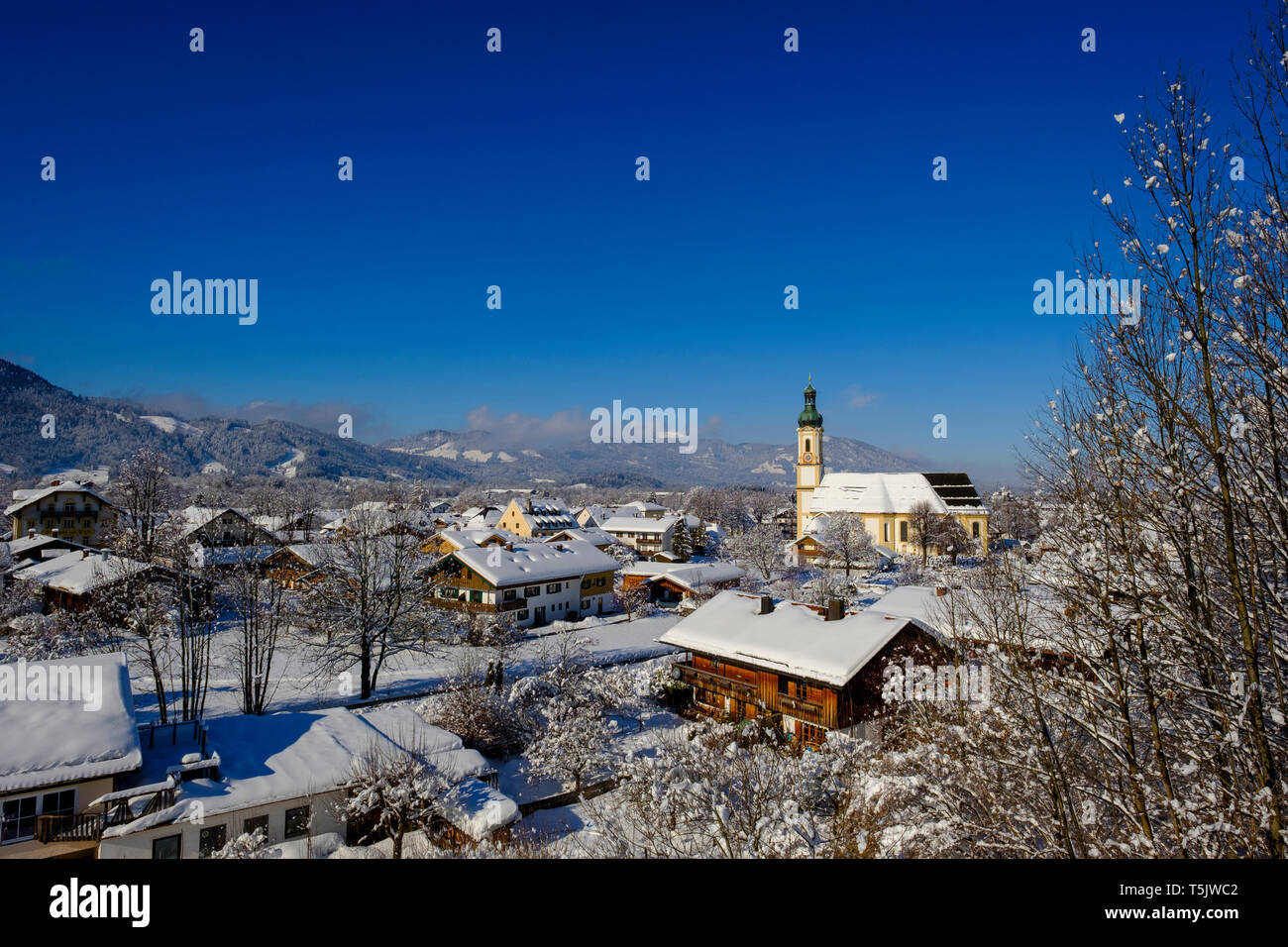 Germania, Isarwinkel, Lenggries, in vista della chiesa parrocchiale Sankt Jakob in inverno Foto Stock