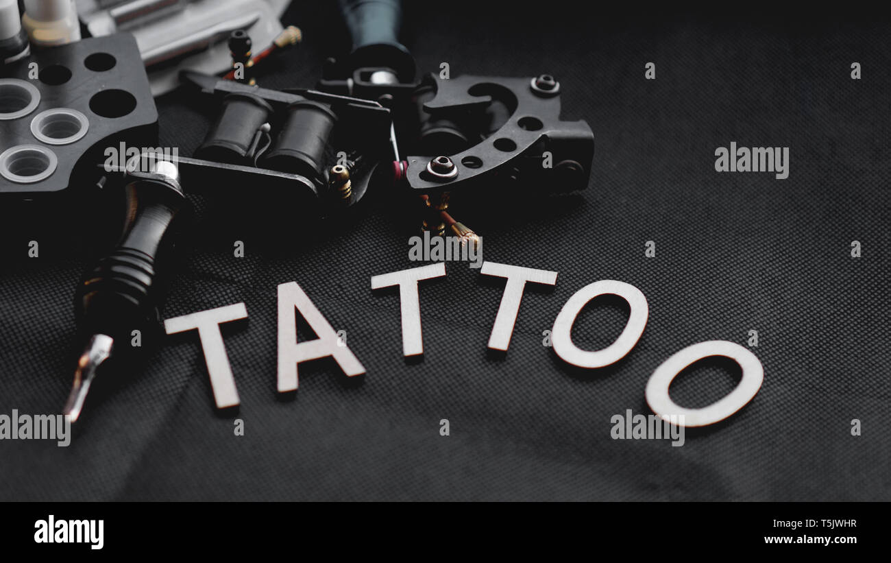 Accessori per tatuaggi immagini e fotografie stock ad alta risoluzione -  Alamy
