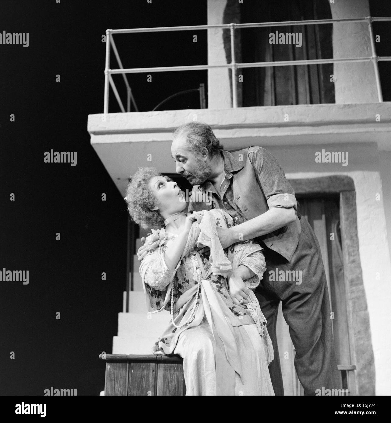 Attore inglese Alfred segni e attrice inglese Miriam Karlin, sul palcoscenico del teatro di Greenwich a Londra, durante le prove per il gioco Zorba, nel novembre 1973. marchi ha svolto il ruolo di Zorba e Karlin il ruolo di Madame Hortense. Foto Stock