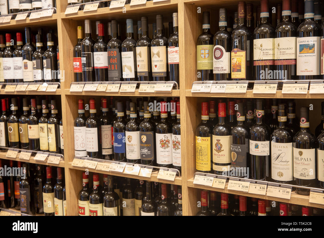 Italiano di bottiglie di vino sul display e per la vendita in un negozio nel centro storico di Siena,Toscana,Italia Foto Stock