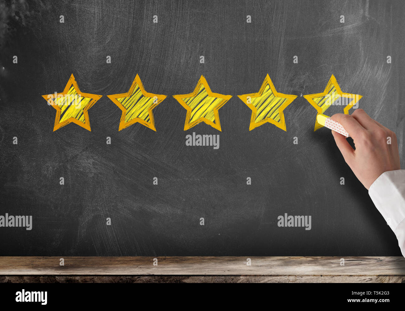 Un eccellente 5 stelle feedback del cliente o servizio client rating sulla lavagna Foto Stock