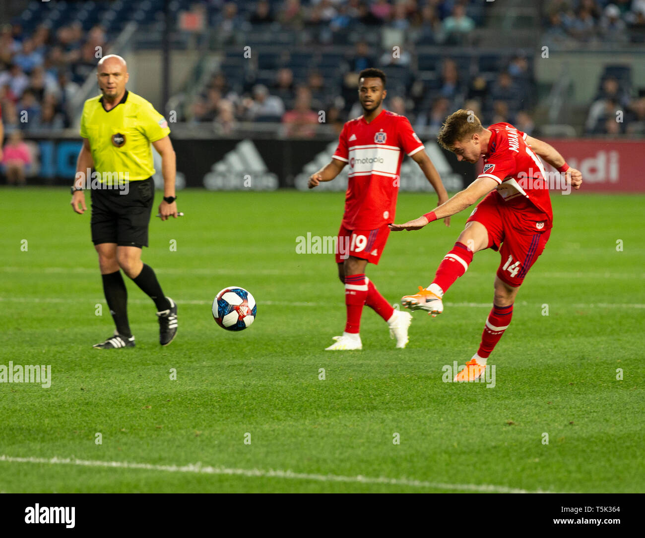 New York, Stati Uniti. 24 apr, 2019. Djordje Mihailovic (14) di Chicago Fire esegue calci di punizione durante la MLS di gioco normale contro NYCFC allo Yankee Stadium NYCFC ha vinto 1-0 Credito: Lev Radin/Pacific Press/Alamy Live News Foto Stock