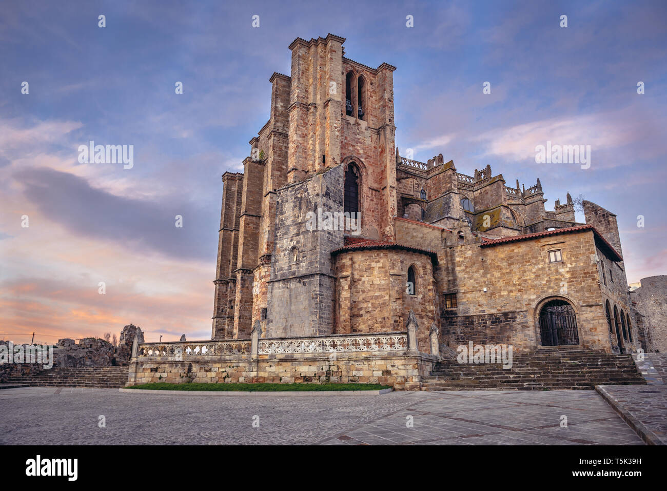 Chiesa di Santa Maria de la Asunción in Castro Urdiales seaport in Cantabria regione della Spagna Foto Stock