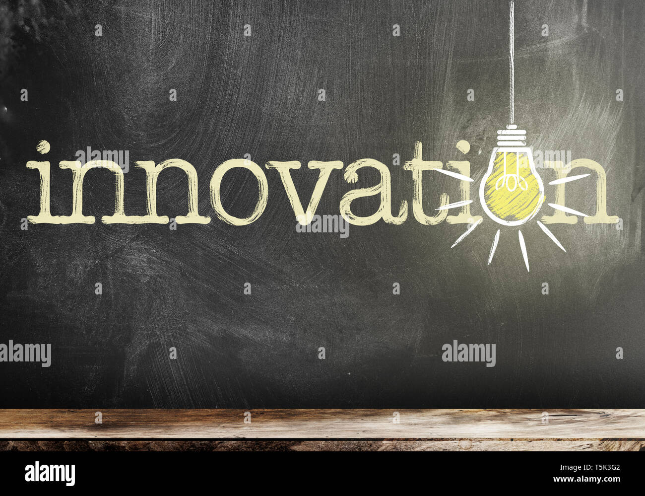 Parola innovazione sulla lavagna con luce soffusa di simbolizzazione della lampadina e idea Foto Stock