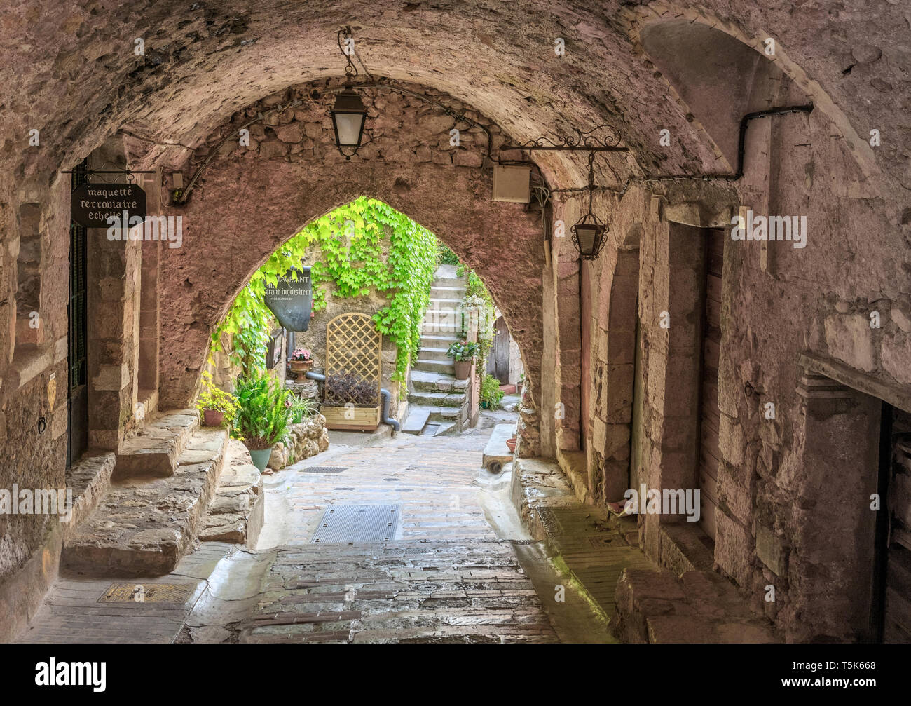 Francia, Alpes Maritimes, Roquebrune Cap Martin, street nel vecchio villaggio // Francia, Alpes-Maritimes (06), Roquebrune-Cap-Martin, ruelle dans le vieux Foto Stock