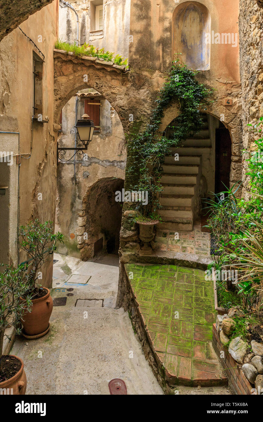 Francia, Alpes Maritimes, Roquebrune Cap Martin, street nel vecchio villaggio // Francia, Alpes-Maritimes (06), Roquebrune-Cap-Martin, ruelle dans le vieux Foto Stock