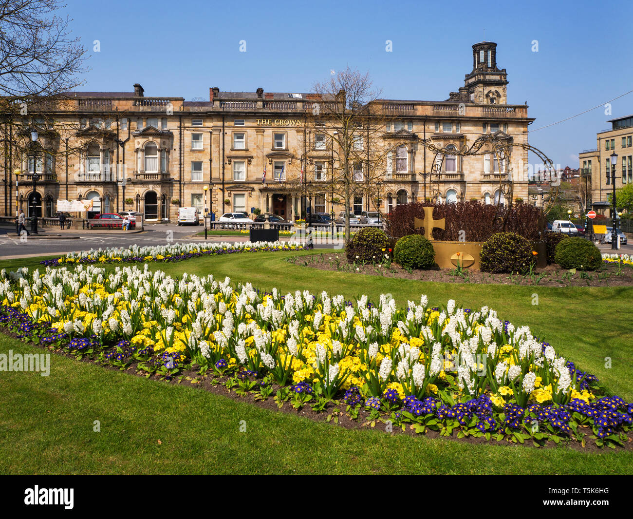 Fiori di primavera sulla corona rotatoria nel quartiere di Montpellier in Harrogate Yorkshire Inghilterra Foto Stock