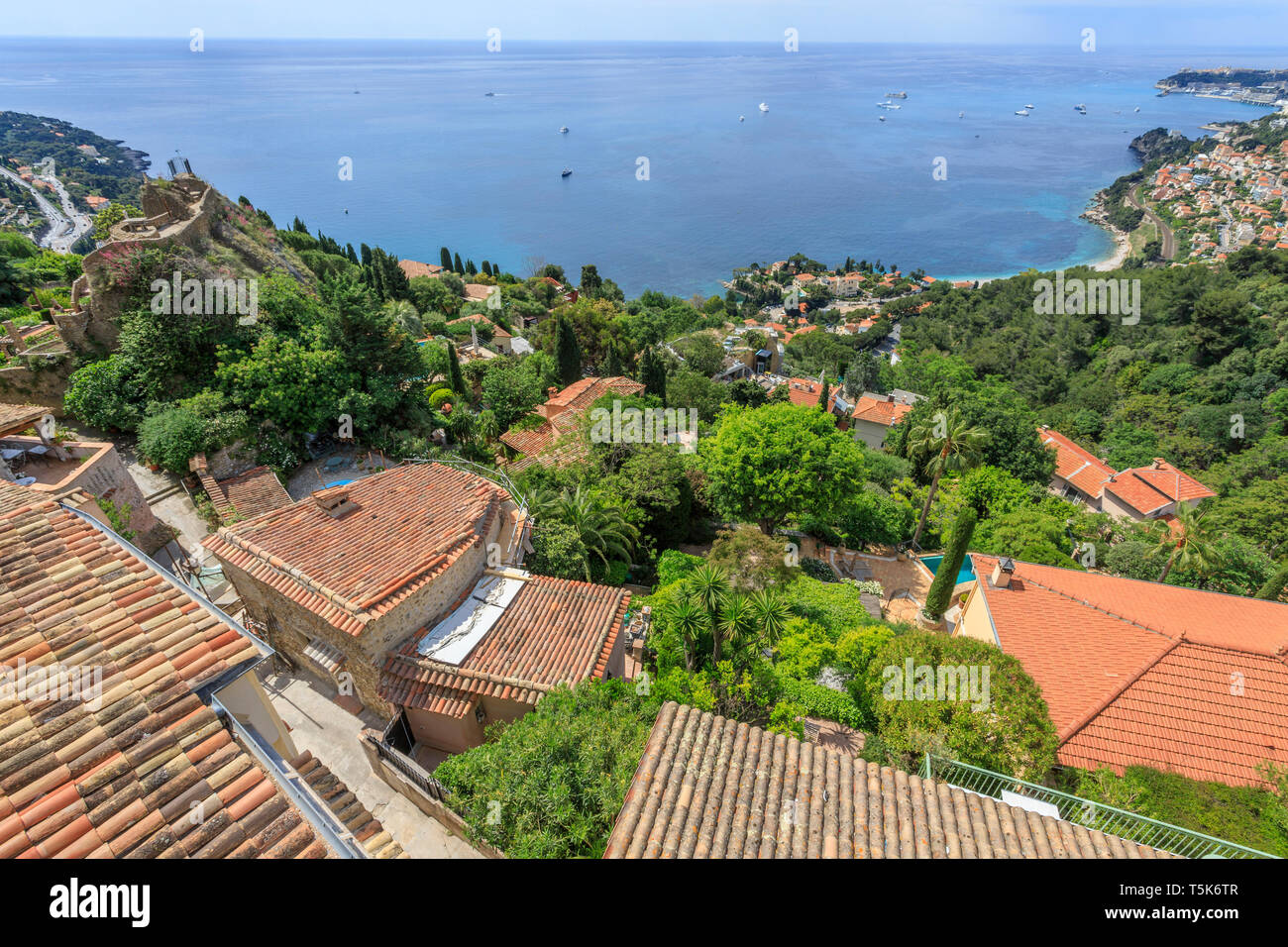 Francia, Alpes Maritimes, Roquebrune Cap Martin, vista dall'alto sui tetti di case e Roquebrune Bay // Francia, Alpes-Maritimes (06), Roquebrune-Cap-Marti Foto Stock