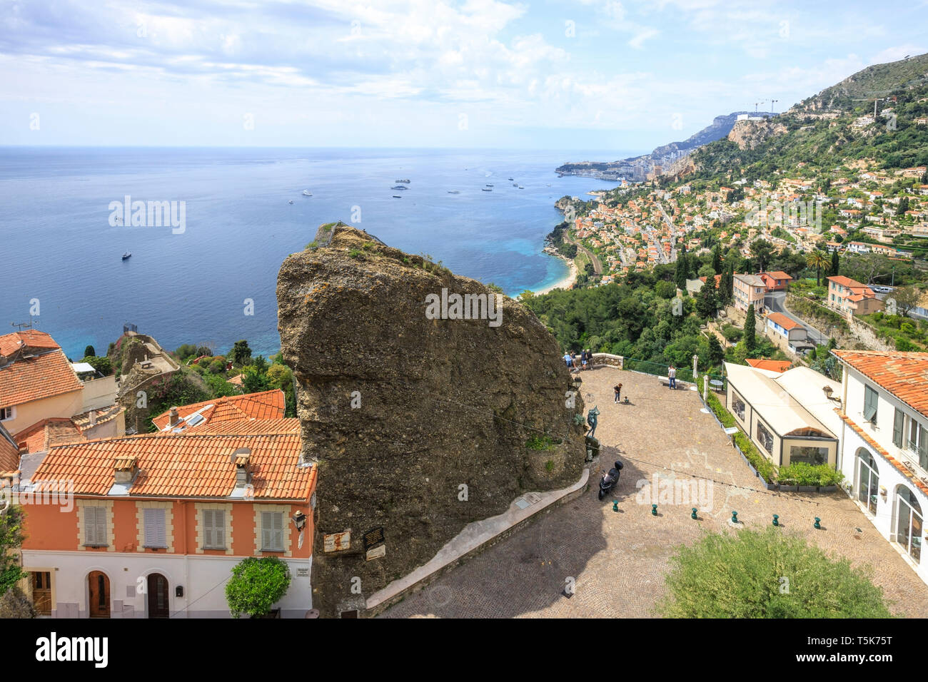 Francia, Alpes Maritimes, Roquebrune Cap Martin, vista aerea sulla Place des deux Frères, la roccia e il Principato di Monaco in background // Francia, Alpes-Mar Foto Stock