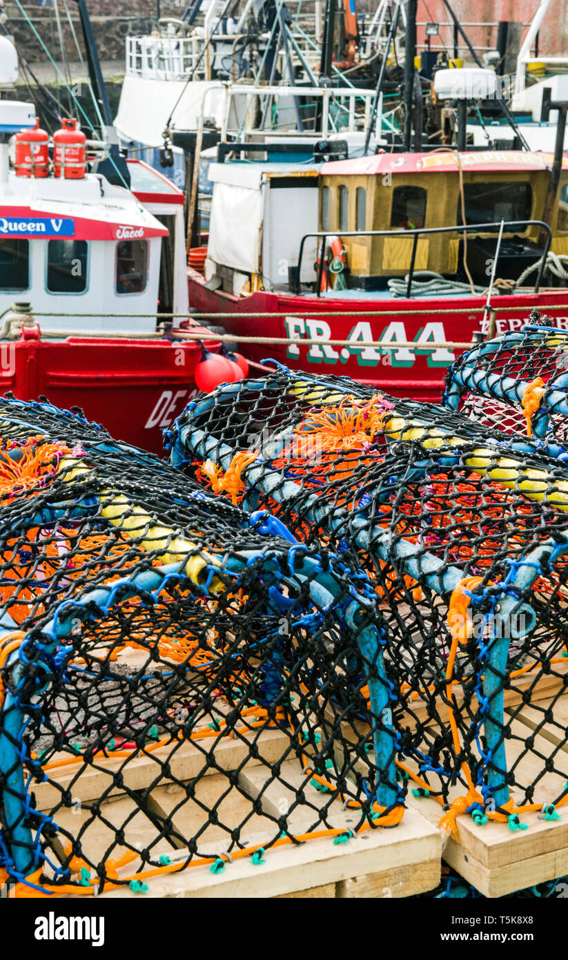 Il porto interno a Dunbar in East Lothian pieno di barche da pesca e reti e pentole sulla costa sud est della Scozia Foto Stock