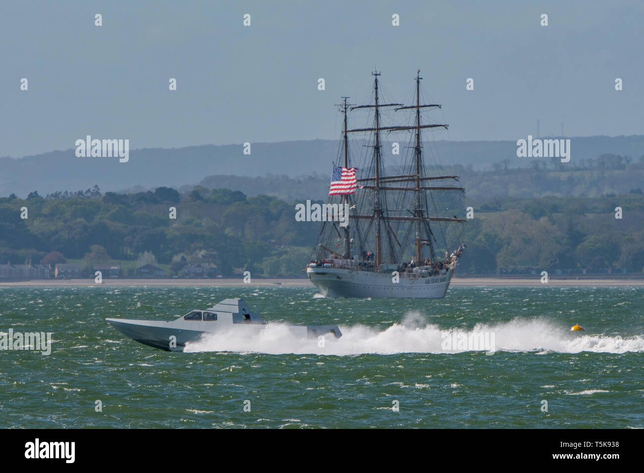 Nel Regno Unito le Forze Speciali (Special Boat Service) fast interceptor craft è visto in velocità nel Solent, Regno Unito il 25/4/19 passante della US Coast Guard nave Eagle, Foto Stock