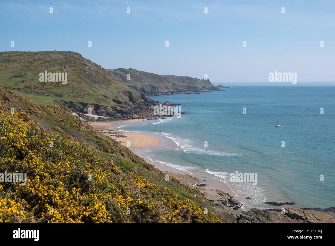 Coste frastagliate e le appartate Gara Rock spiaggia vicino Oriente Portlemouth nel sud prosciutti, Devon, Regno Unito Foto Stock