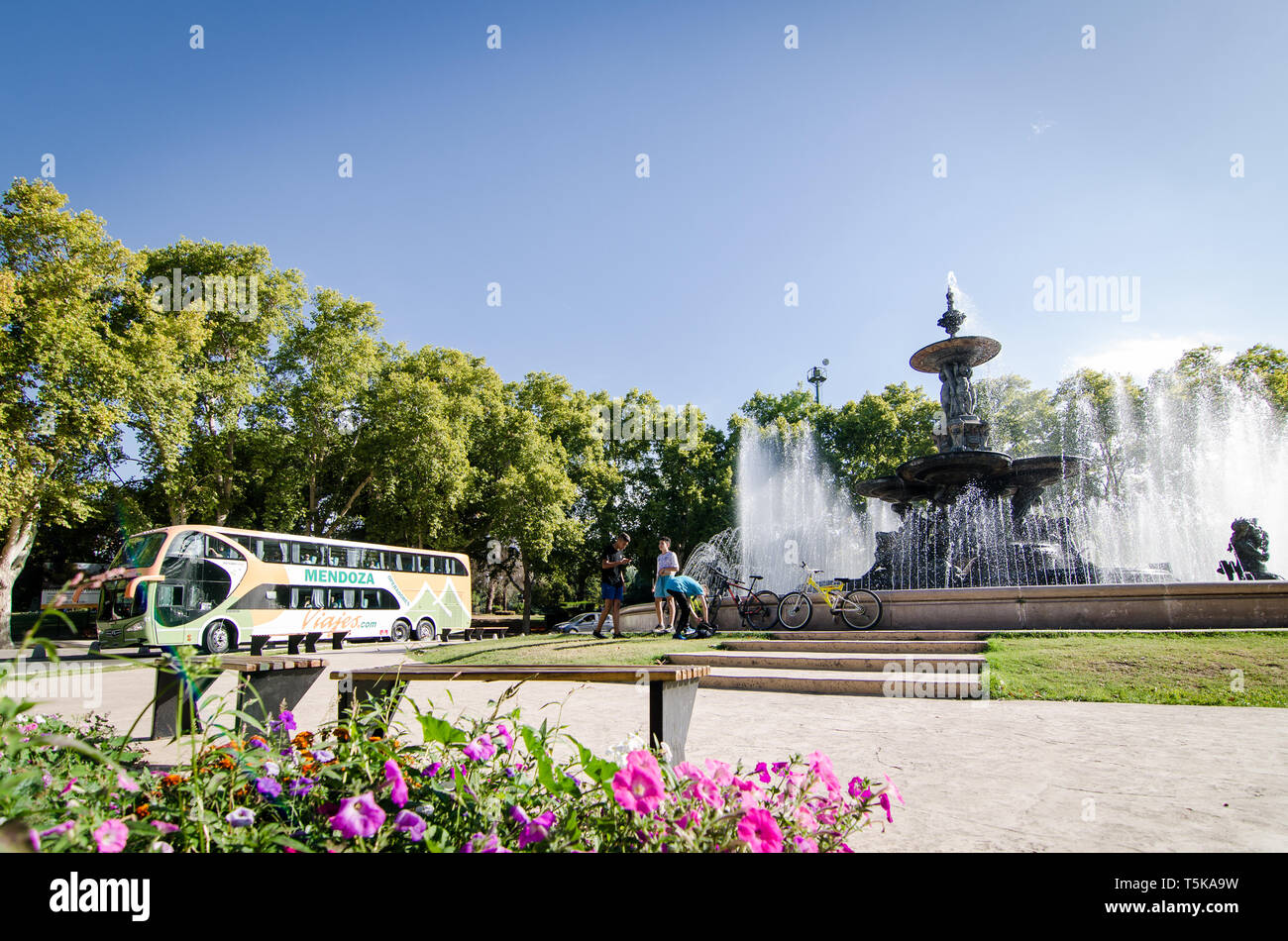 Mendoza, Argentina - 13 Aprile 2019: giochi per bambini vicino alla fontana storica a San Martin parco nazionale Foto Stock