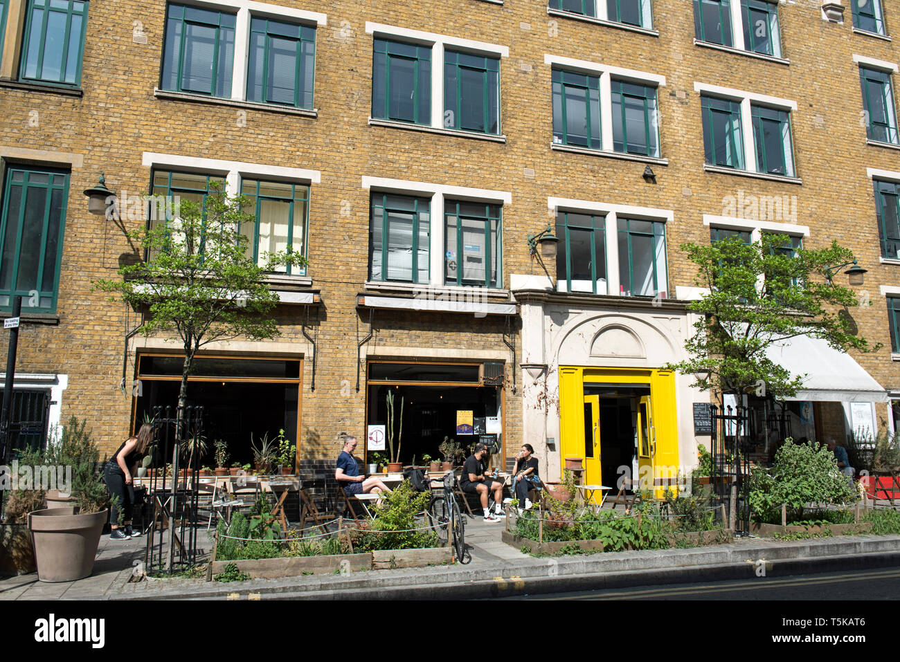Persone che si trovano fuori dal Cafe Oto, Dalston London Bourgh of Hackney Foto Stock