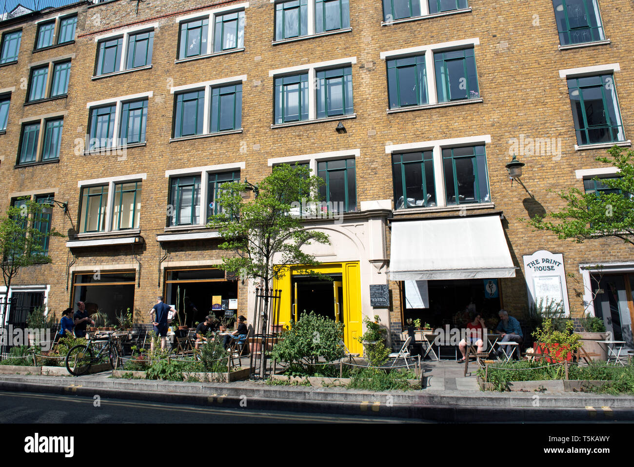 Persone ubicazione al di fuori Cafe Oto, Dalston Londra Borugh di Hackney Foto Stock