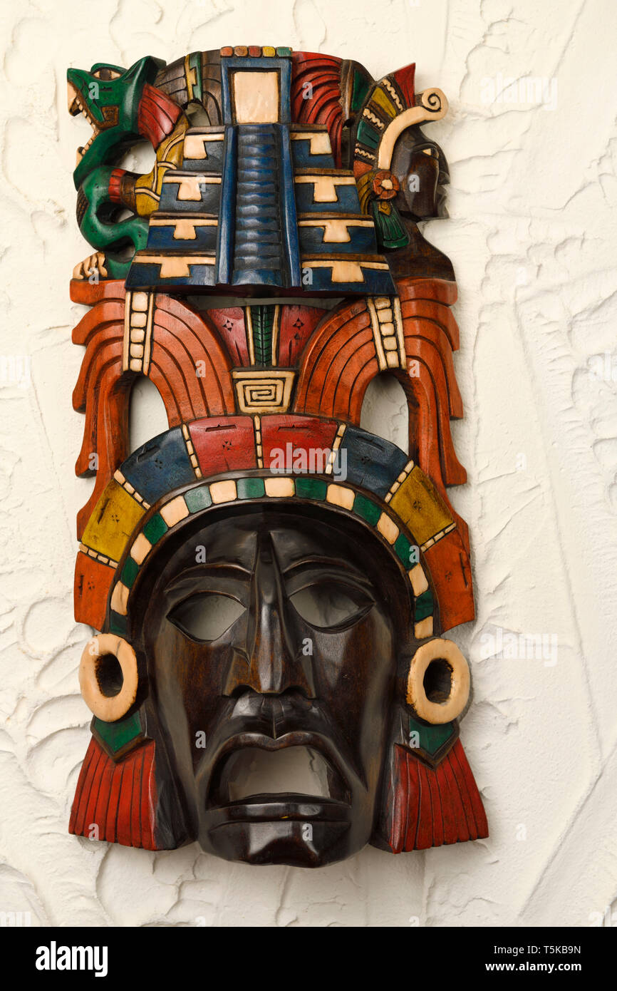 Sacerdote maya scolpito in legno dipinto maschera di Chichen Itza Messico sulla parete in stucco Foto Stock