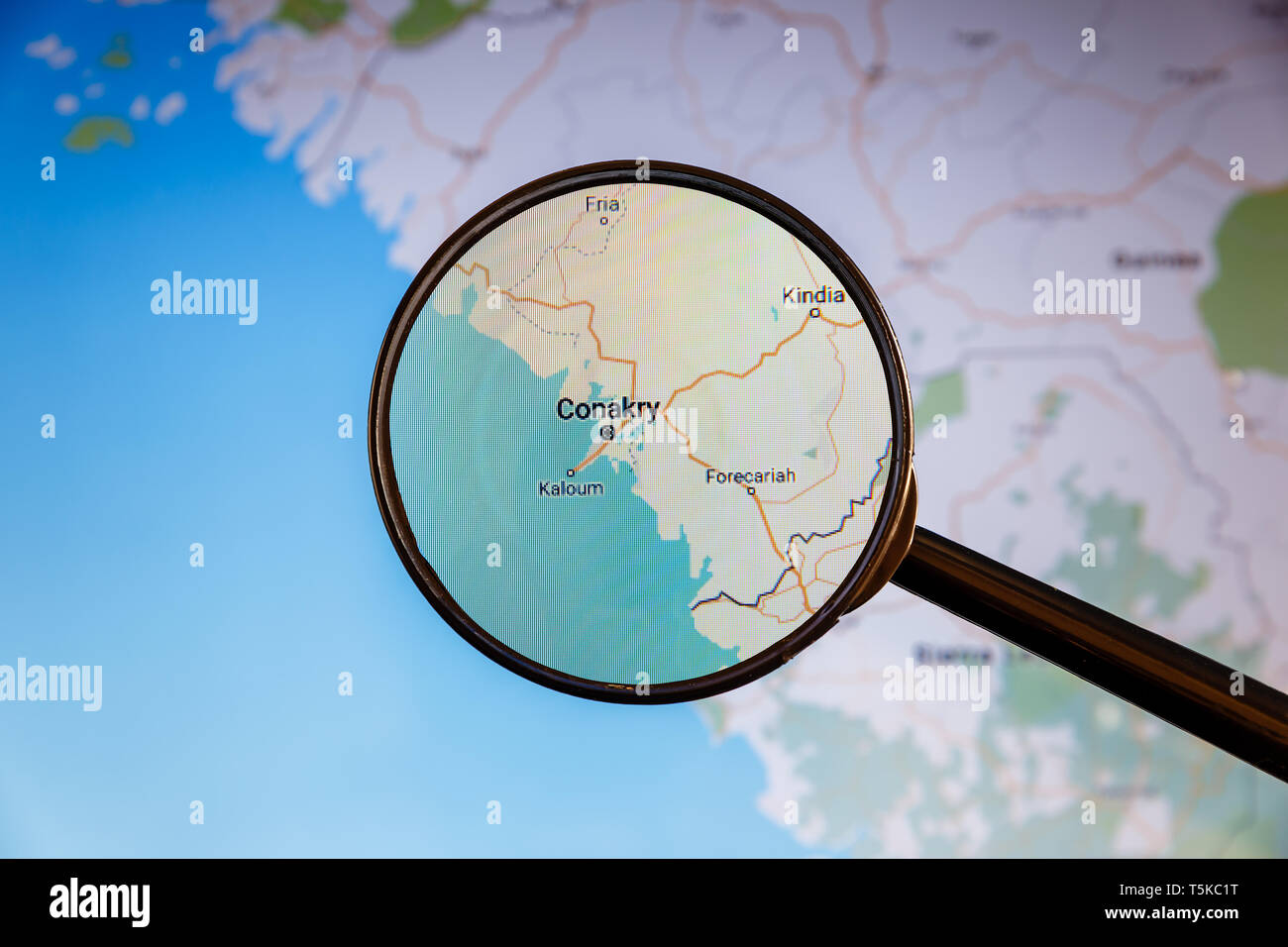 Conakry Guinea. Mappa politico. Visualizzazione della città concetto illustrativa sullo schermo attraverso la lente di ingrandimento. Foto Stock