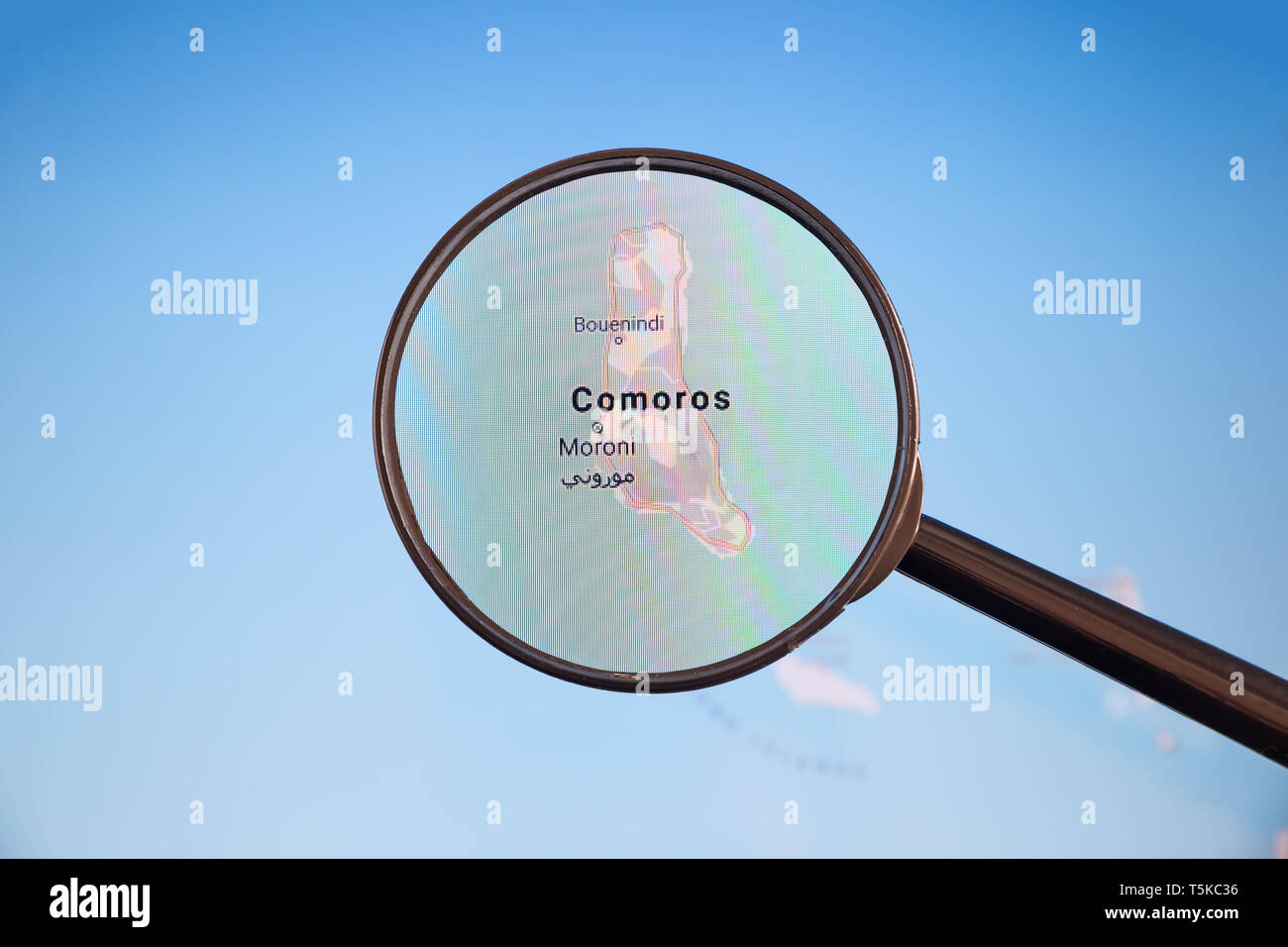 Moroni, Comore. Mappa politico. Visualizzazione della città concetto illustrativa sullo schermo attraverso la lente di ingrandimento. Foto Stock