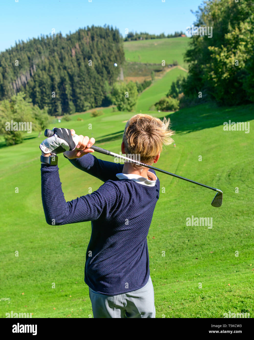 Junior golfista colpire la sfera Foto Stock