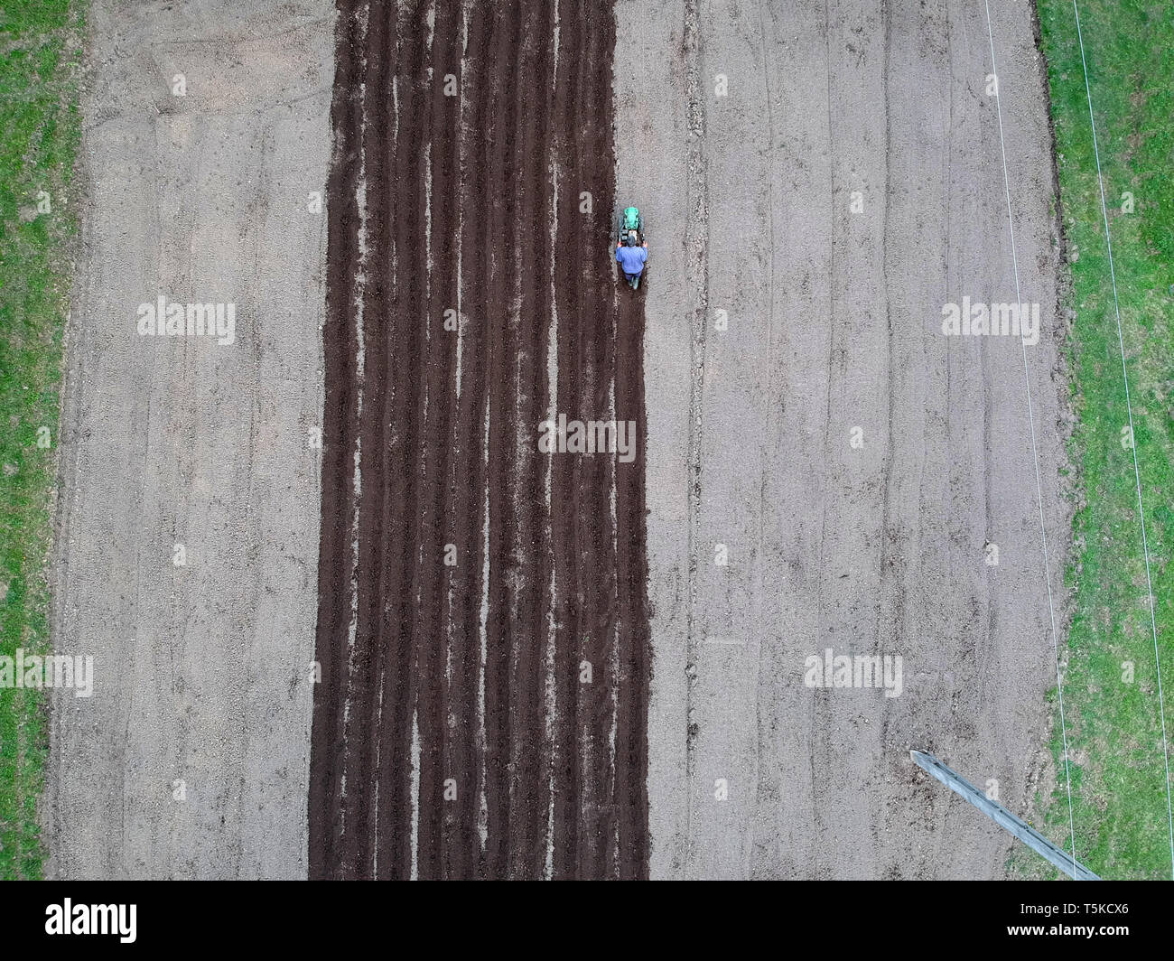 Agricoltore lavora sul campo. agricoltura foto, vista aerea Foto Stock