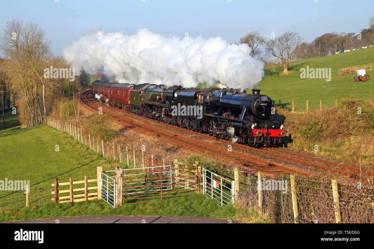 48151 & testa 35018 passato Starricks farm su 28.4.19. Foto Stock