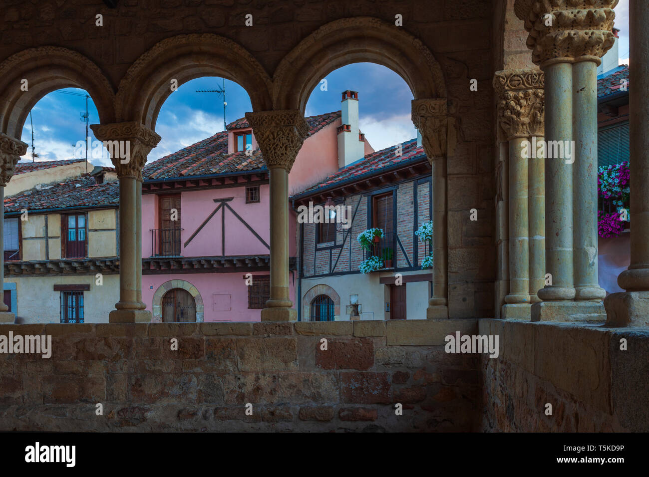 Segovia - il portico della chiesa romanica di Iglesia de San Lorenzo e di piazza con lo stesso nome. Foto Stock