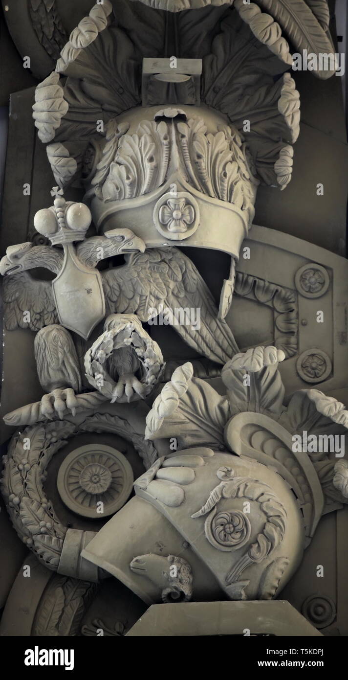 Double-headed eagle sul rilievo militare Foto Stock