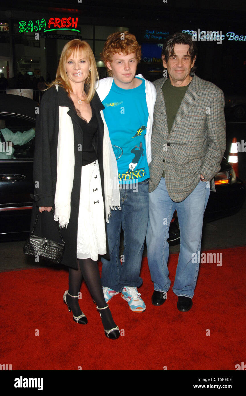 LOS ANGELES, CA. Dicembre 06, 2006: MARG HELGENBERGER & marito ALAN ROSENBERG & FIGLIO HUGH presso il Los Angeles premiere di "diamanti di sangue" a Grauman's Chinese Theater di Hollywood. Immagine: Paul Smith / Featureflash Foto Stock