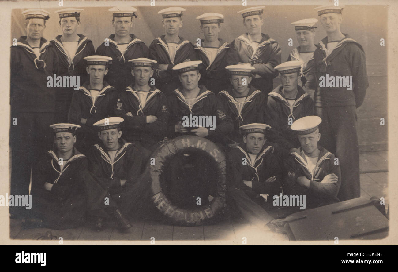 Vintage Cartolina fotografica che mostra la British Royal Navy marinai di H.M.S.NETTUNO Foto Stock